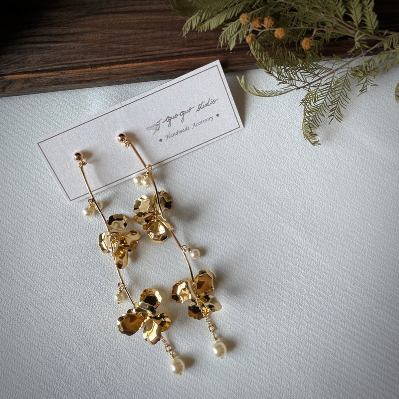 金色花瓣垂坠珍珠耳环 - 耳环/耳夹 - 其他金属 金色