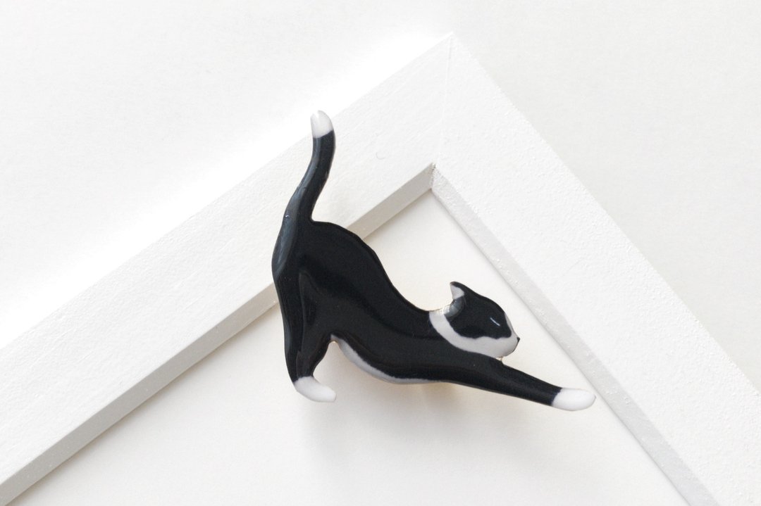 Black and white cat brooch 2 - 胸针 - 树脂 黑色