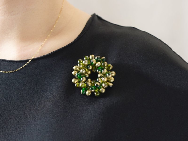 重新推出・现货供应【胸针・S尺寸】绿色花圈 绿色与金色 - 胸针 - 玻璃 绿色