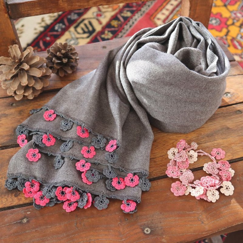 【订制商品・限量一件・圣诞限定礼盒】披肩・手链两件组 (含运费) 灰色 - 丝巾 - 羊毛 灰色