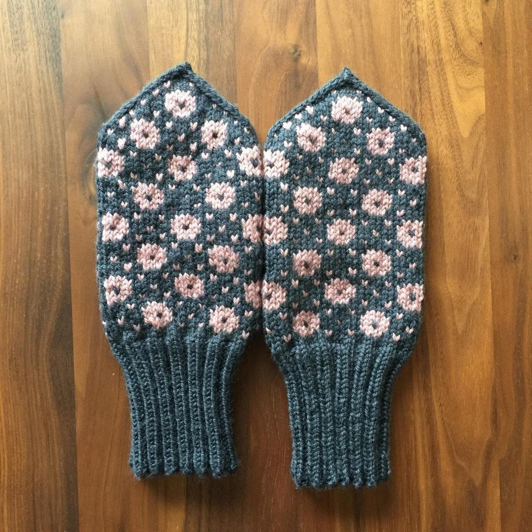 Scandinavian traditional pattern mittens (gray x pink) - 其他 - 棉 灰色