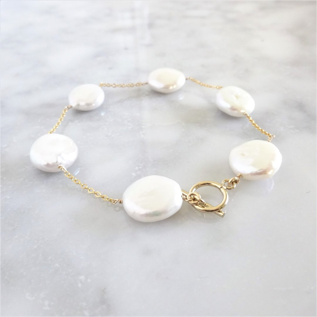 14kgf * coin Freshwater pearls station bracelet - 手链/手环 - 宝石 白色