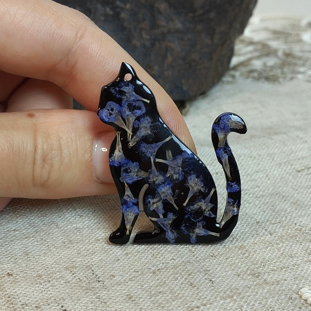 黑猫别针。带有薰衣草花的黑猫胸针。手工制作的树脂胸针。 - 胸针 - 树脂 黑色