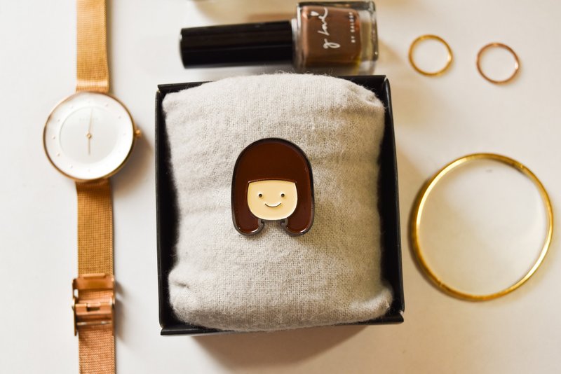 属猪妹 / 金属烤漆别针 - 胸针 - 其他金属 