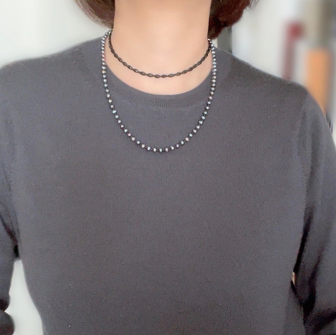 Slim design long necklace with onyx and freshwater pearls - 项链 - 珍珠 灰色