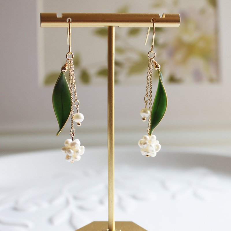 【珠叶】 淡水珍珠花球 手工铜线树脂 优雅 雾面绿叶 耳环/耳夹 - 耳环/耳夹 - 树脂 白色