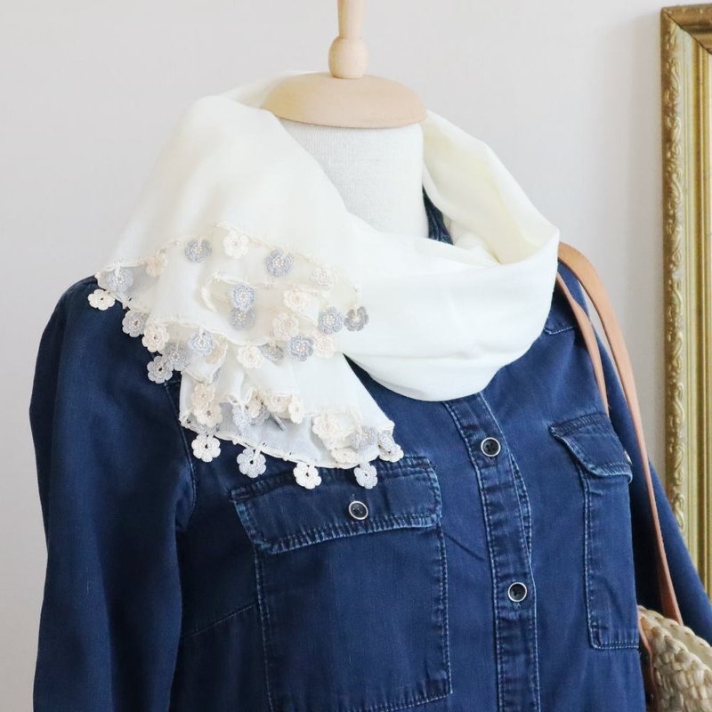 缀有蕾丝小花的轻薄羊绒混纺披肩【玛丽】米白色 - 丝巾 - 羊毛 白色