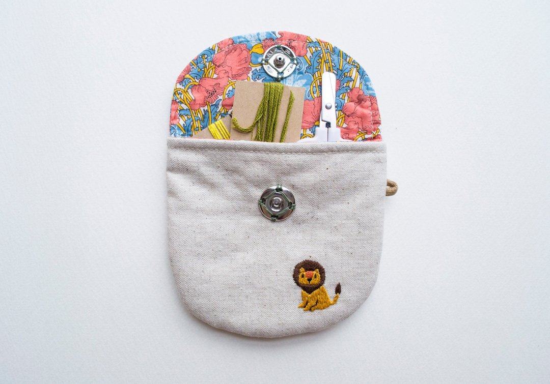 獅子 Lion Embroidered Liberty Print Wee Pouch - 零钱包 - 棉．麻 多色