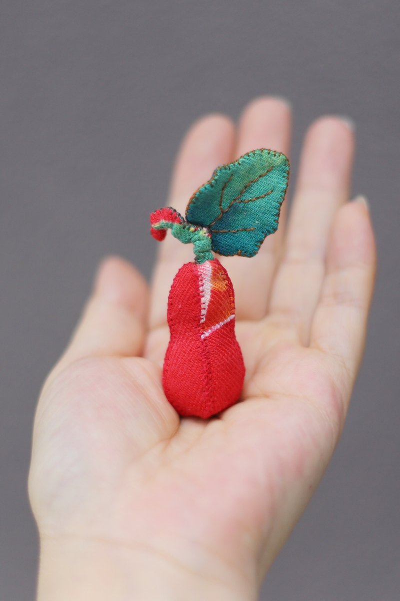 壹染指原创 全手缝 | 一颗佛瓜 胸针 植物印染 老棉布 | 一物一图 - 胸针 - 棉．麻 红色