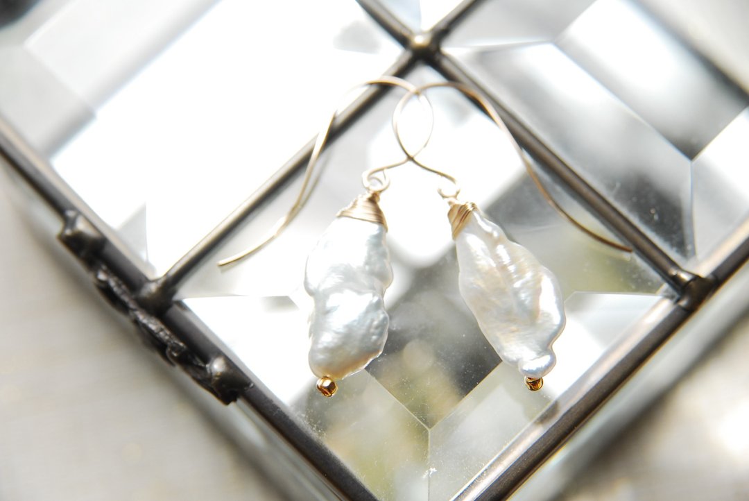 Uniquely shaped white Silver pearl earrings 14kgf - 耳环/耳夹 - 珍珠 白色