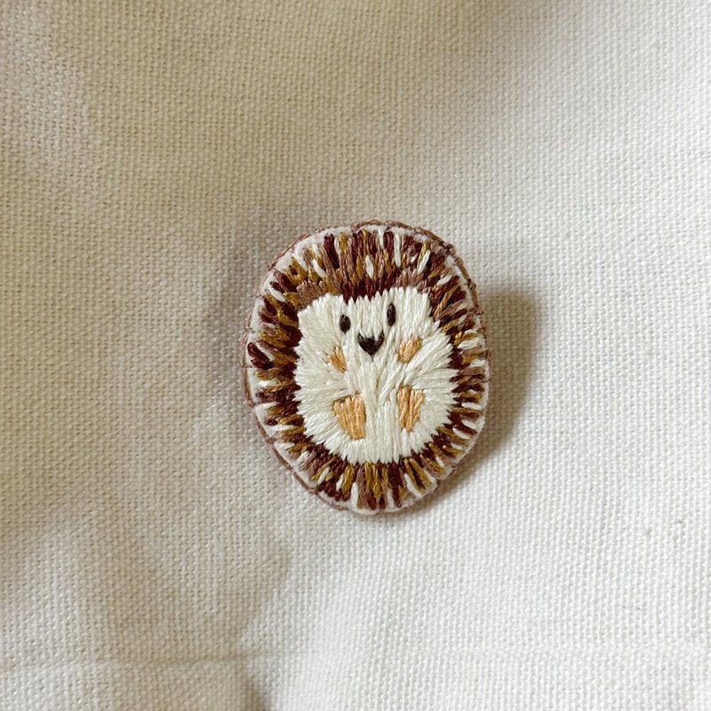 原创设计订制 l 定制化刺绣胸针 刺绣别针 插画胸针 定制图刺绣 - 胸针 - 棉．麻 多色