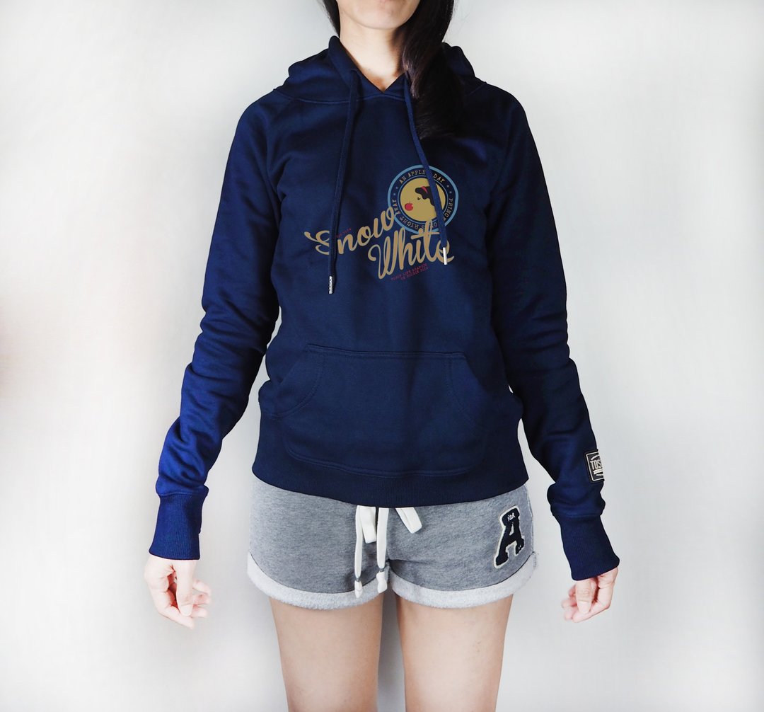厚棉刷毛帽TEE - 【经典白雪公主复古版 AN APPLE A DAY】 图索创意 HOODIE 连帽T 童话故事 保暖 牛仔裤 修身 NAVY 深蓝 - 女装上衣 - 棉 