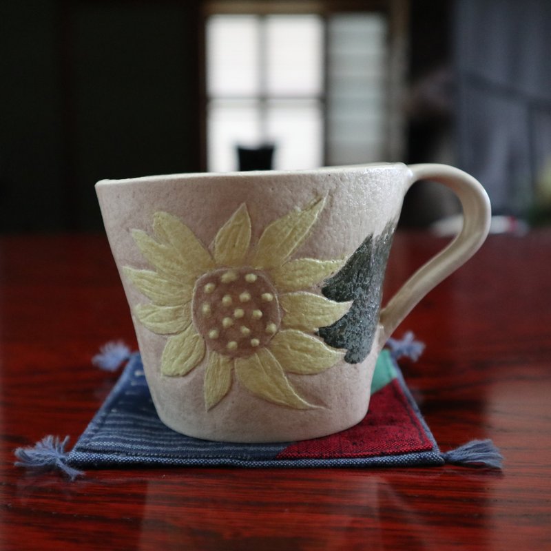 Sunflower beige cup handcrafted pottery made in Japan made by Japanese artist - 咖啡杯/马克杯 - 陶 