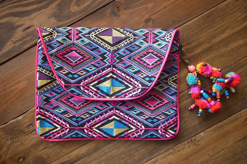 【乐拍子】公平贸易_泰北 刺绣 手拿包 / I Pad保护套 / 平版电脑保护套（桃红彩纹） - 手拿包 - 棉．麻 多色