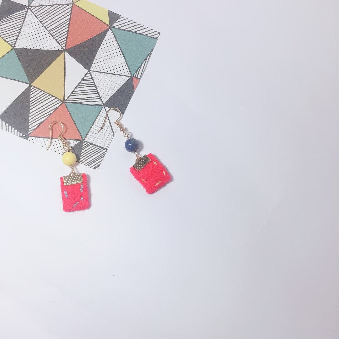 SUNNIE DESIGN 不织布框线不规则耳环 - 耳环/耳夹 - 其他人造纤维 红色