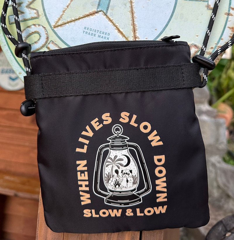 SLOW & LOW 巴哥露营趣多功能防泼水小包 #可调整背带 - 侧背包/斜挎包 - 尼龙 
