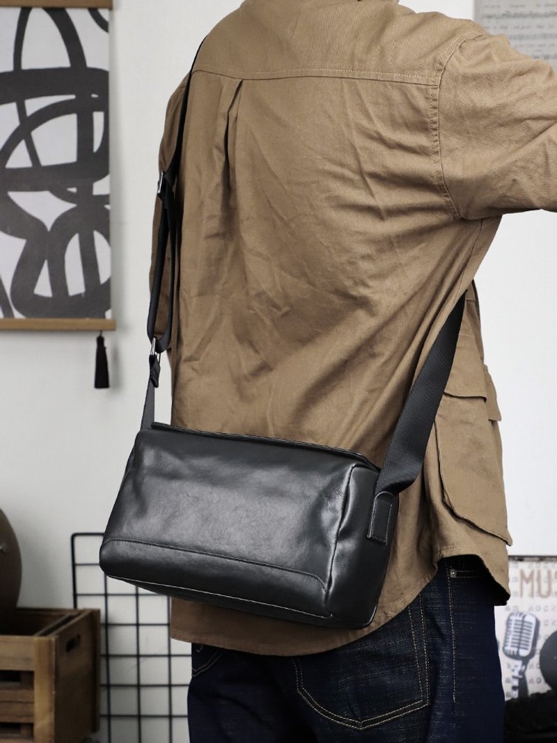 大容量枕头包 真皮单肩包 / 斜挎包 头层牛皮横款运动背包 - 侧背包/斜挎包 - 真皮 黑色