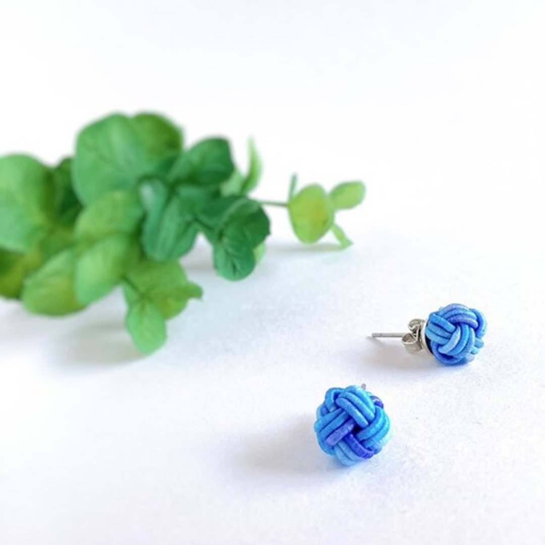 Earrings original dyeing [rain color] Mizuhiki ball adult cute hydrangea blue system - 耳环/耳夹 - 其他材质 蓝色