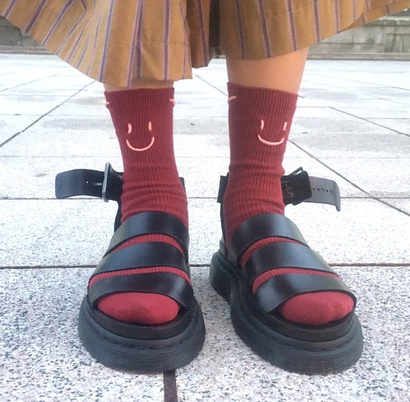 Smile Socks/文青款绑绳中统袜/红酒红/接单订制 - 袜子 - 棉．麻 红色