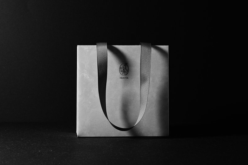 001 Roam - 奢华纸袋 LUXURY BAG - 手提包/手提袋 - 纸 银色