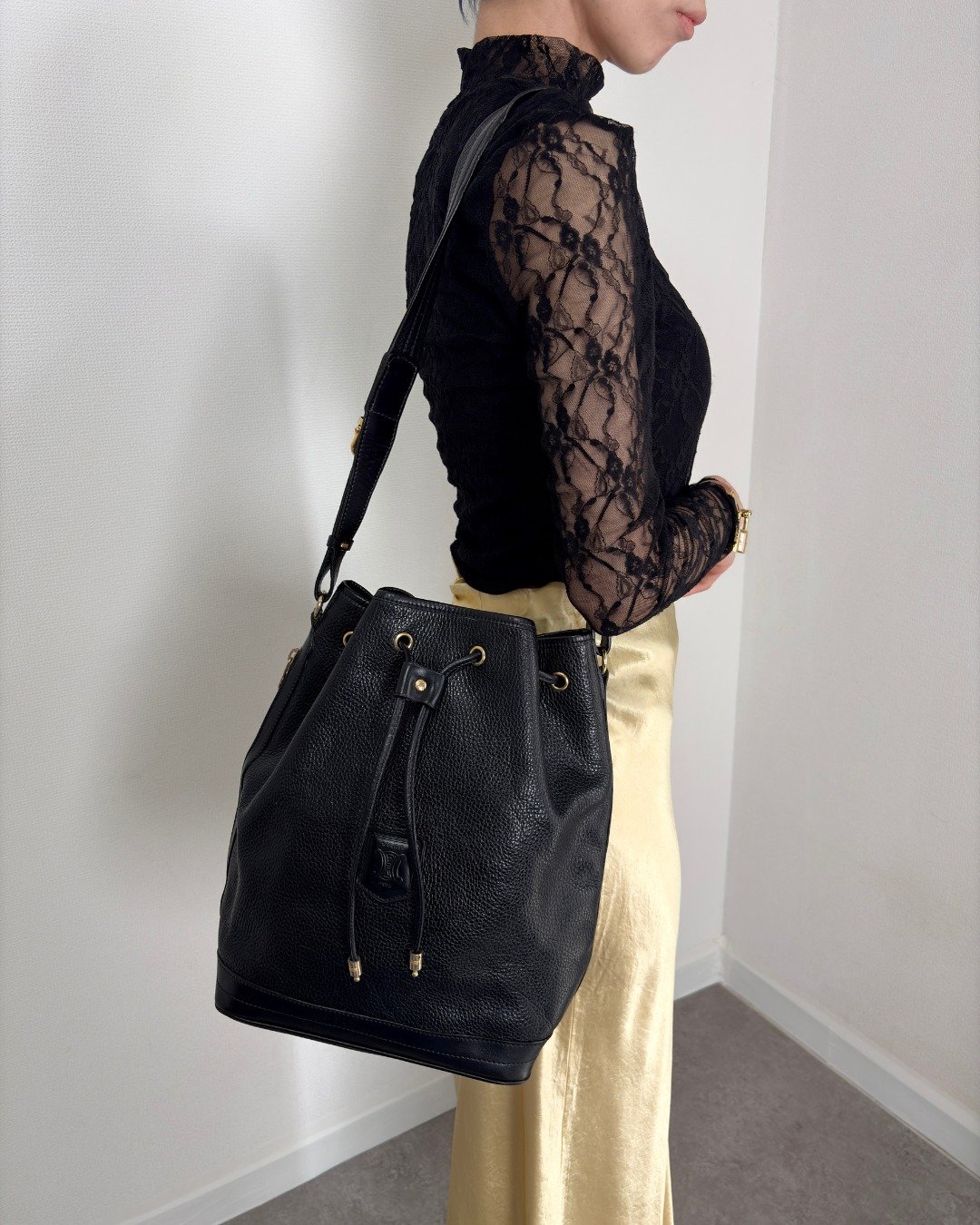 【日本直送 名牌二手包】CELINE 赛琳 侧背包 黑色 压纹 LOGO 皮革 束口包 vintage 古董 6uw6d7 - 侧背包/斜挎包 - 真皮 黑色
