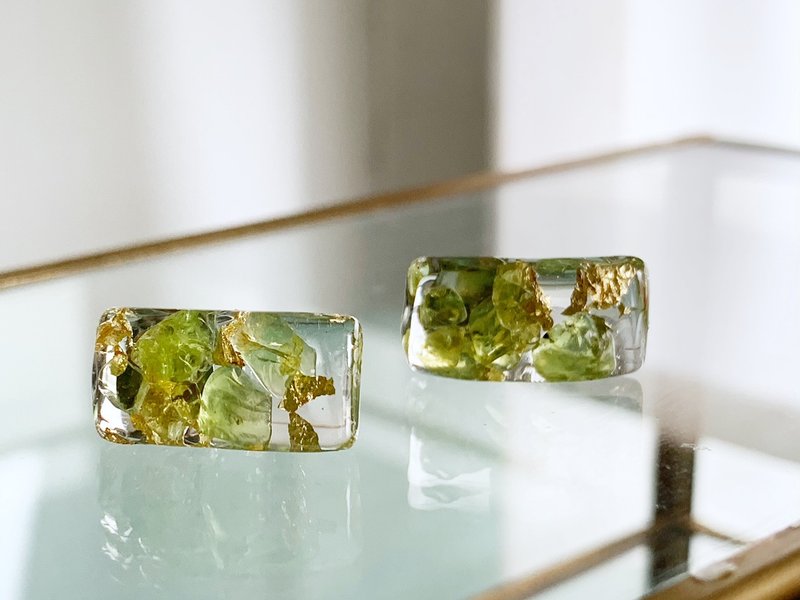 Unisex [August birthstone] Peridot stud resin Clip-On/ earrings that bring positive - 耳环/耳夹 - 树脂 绿色
