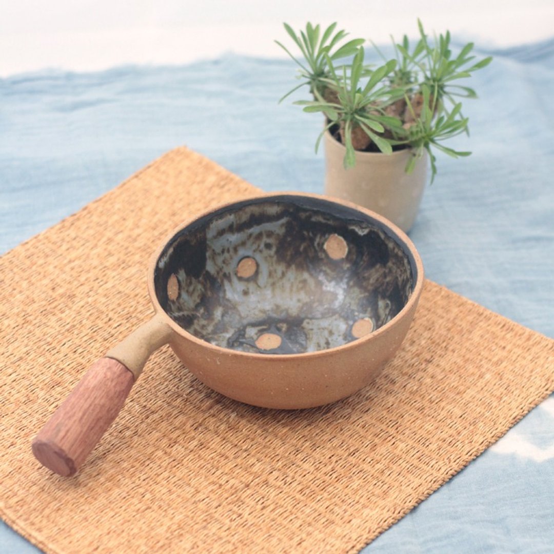 3.2.6. studio: Handmade ceramic tree bowl with wooden handle. - 花瓶/陶器 - 陶 黑色