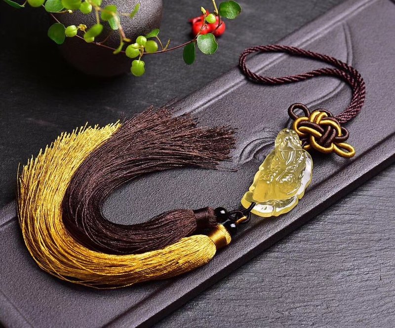 纯天然黄水晶手工雕刻貔貅车挂 居家挂 背面雕树叶 寓意一夜暴富 - 吊饰 - 水晶 