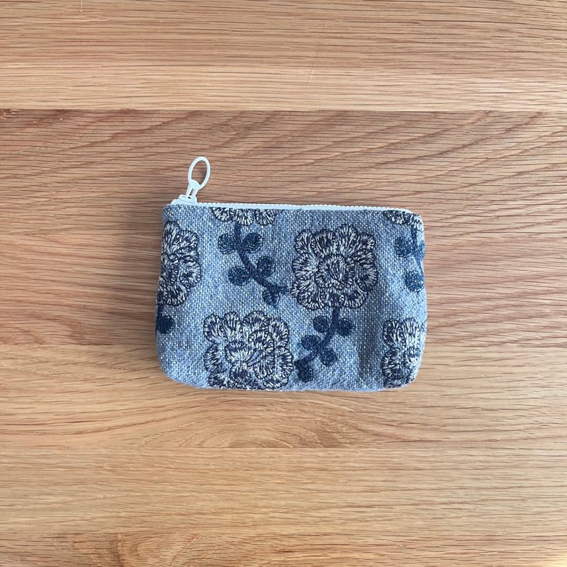 mina perhonen yula 总绣花 花朵 化妆包 日本化妆包 绣花包 刺绣袋 - 化妆包/杂物包 - 棉．麻 灰色