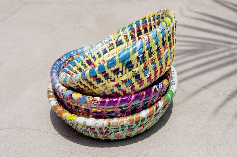 七夕礼物 情人节 限量手工 手工编织置物篮/收纳篮/藤编篮/回收编织篮/糖果纸编织篮/饰品盘/饰品盒/办公室小物- 回收设计 缤纷彩虹森林 糖果纸 饼干袋编织 - 置物架/篮子 - 环保材料 多色