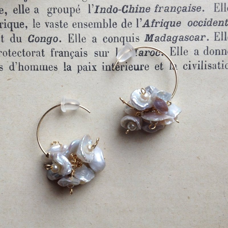 14 kgf fresh water Keshi Pearl × vintage pearl bloom earring / ear clip - 耳环/耳夹 - 宝石 银色
