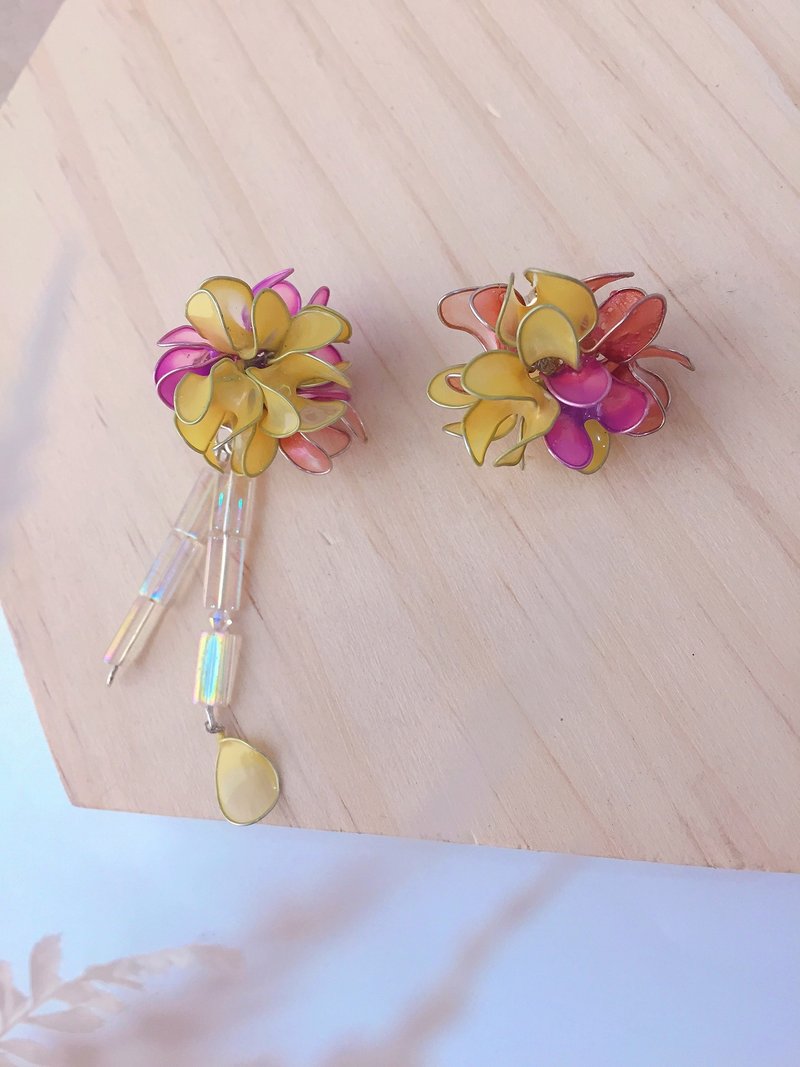 春漾 不对称花耳环 - 耳环/耳夹 - 其他材质 黄色