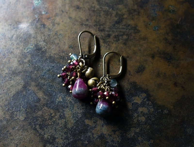 滴红宝石于黝帘石、石榴石、苔藓玛瑙和民族风耳针耳环中 - 耳环/耳夹 - 宝石 紫色