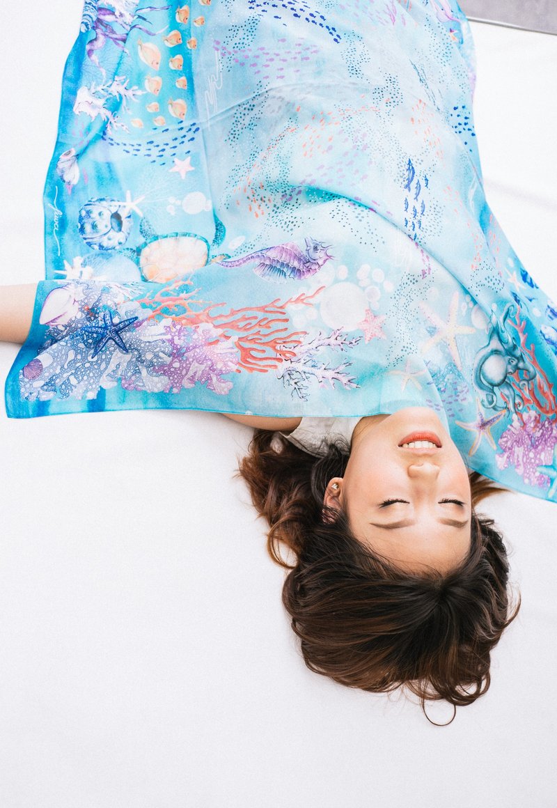 马尔代夫 - 海底世界丝巾／围巾 (Maldives-Wheel scarf- Under the Ocean Collection) - 丝巾 - 丝．绢 蓝色