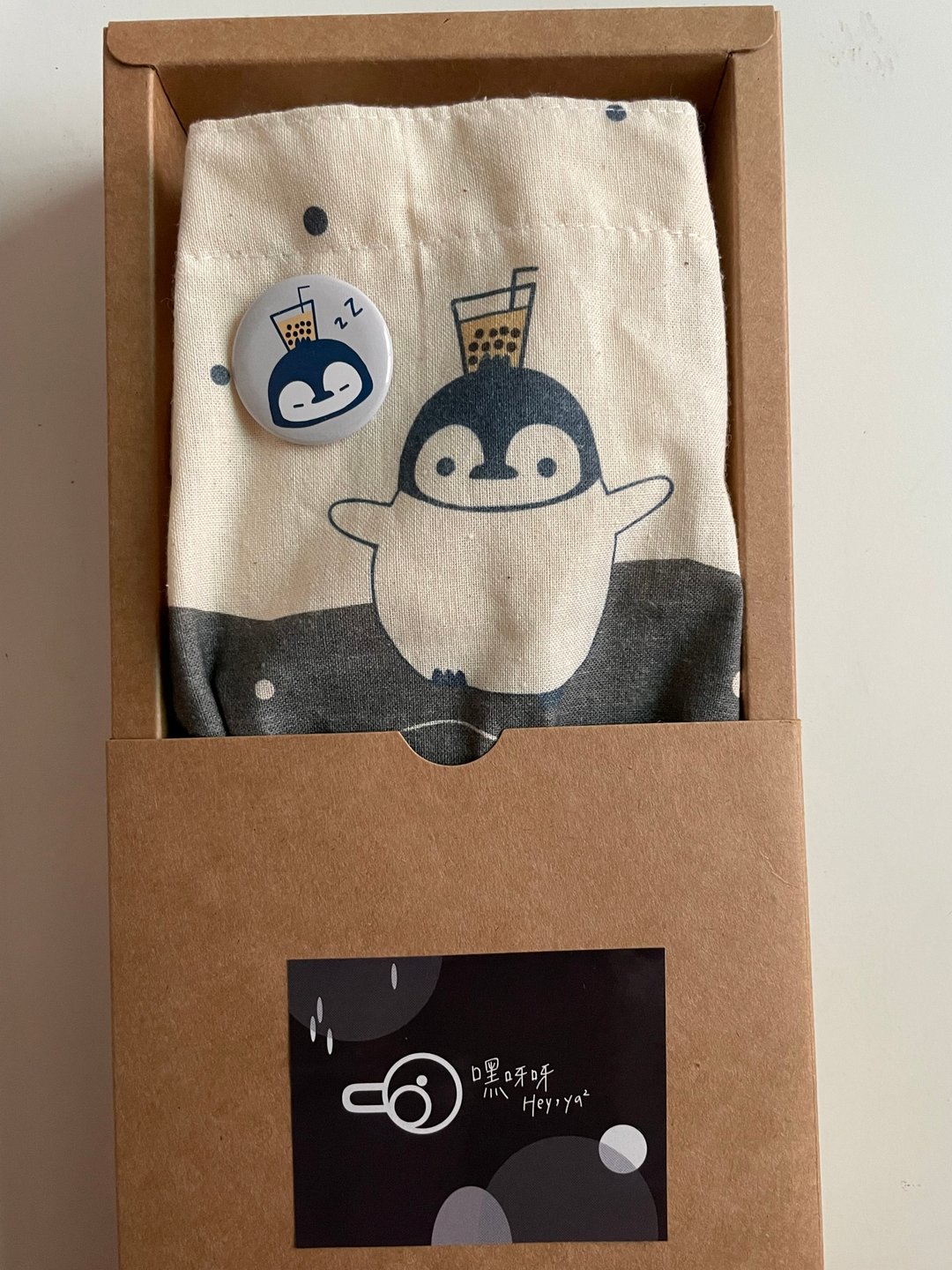 【交换礼物】顶着珍珠奶茶的小蓝企鹅加徽章 饮料杯袋/随身小物 - 随行杯提袋/水壶袋 - 棉 蓝色