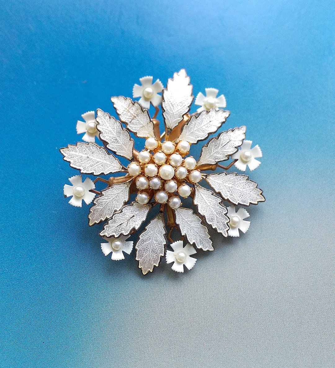 Vintage Jewelry 西洋古董饰品 优美 立体 白珐琅 珍珠花 别针 - 徽章/别针 - 其他金属 金色