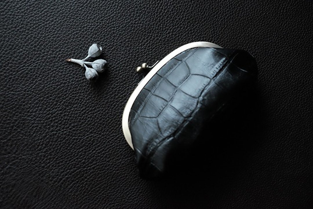 Genuine leather leather gypsum pouch type Croco embossed black chocolat - 化妆包/杂物包 - 真皮 黑色