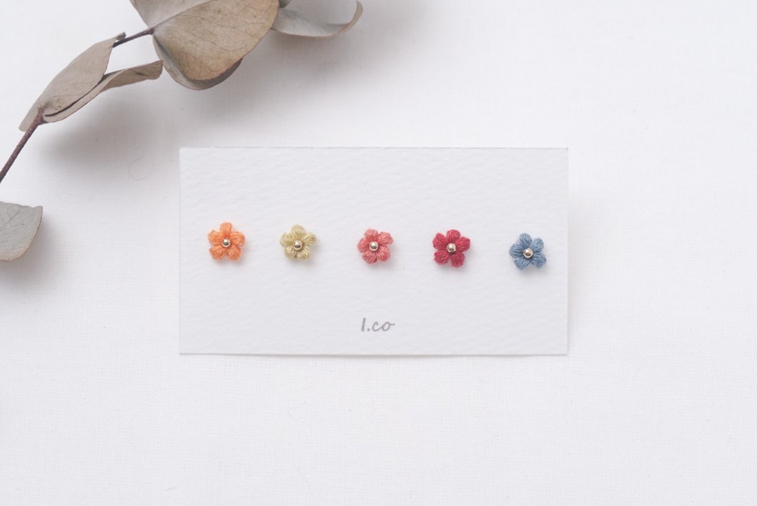 Set of 5 small flower earrings - 耳环/耳夹 - 绣线 红色