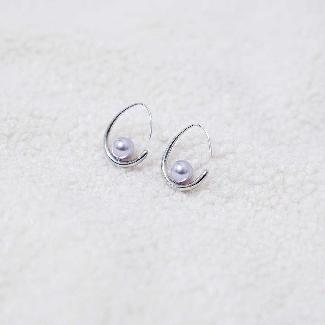 Eira | 极简质感 蛋形珍珠流线耳勾 Swarovski | 鸡蛋耳环 - 耳环/耳夹 - 水晶 银色