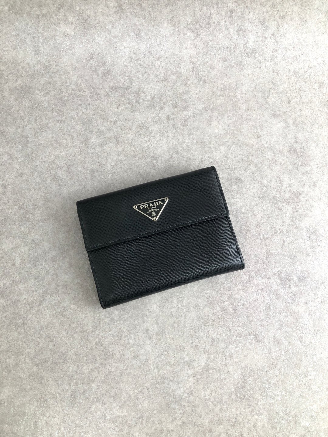 [日本直送，品牌二手包] PRADA 普拉达钱包，黑三角形标志，Saffiano 皮革，双折，复古，agipjp - 皮夹/钱包 - 真皮 黑色