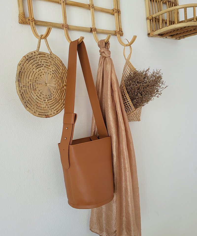 斜挎包 Whiteoakfactory Bold bucket bag - Brown - 手提包/手提袋 - 防水材质 咖啡色