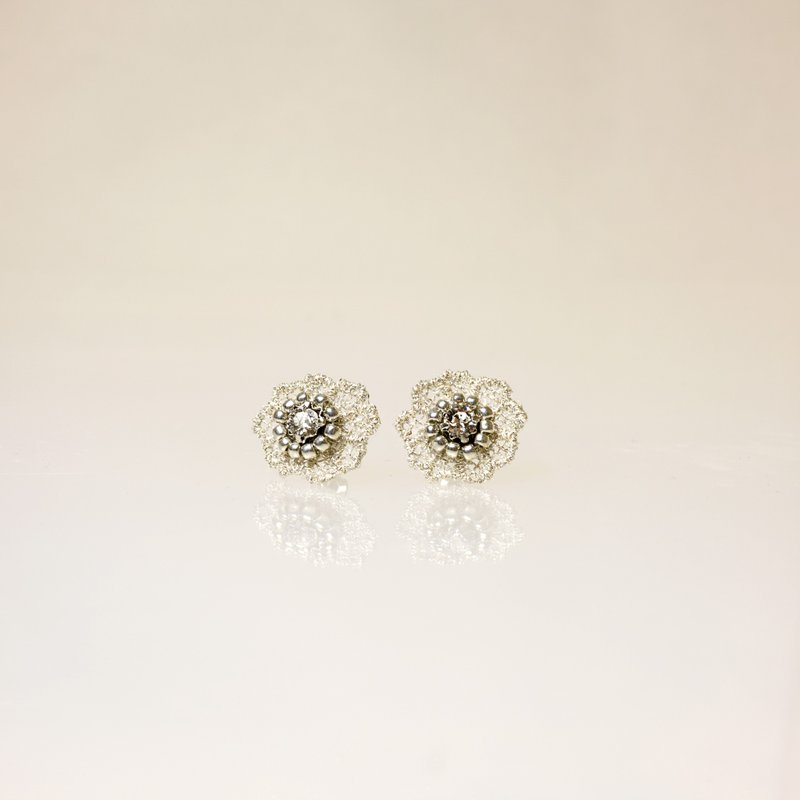 小花刺绣耳环银 - 耳环/耳夹 - 绣线 银色