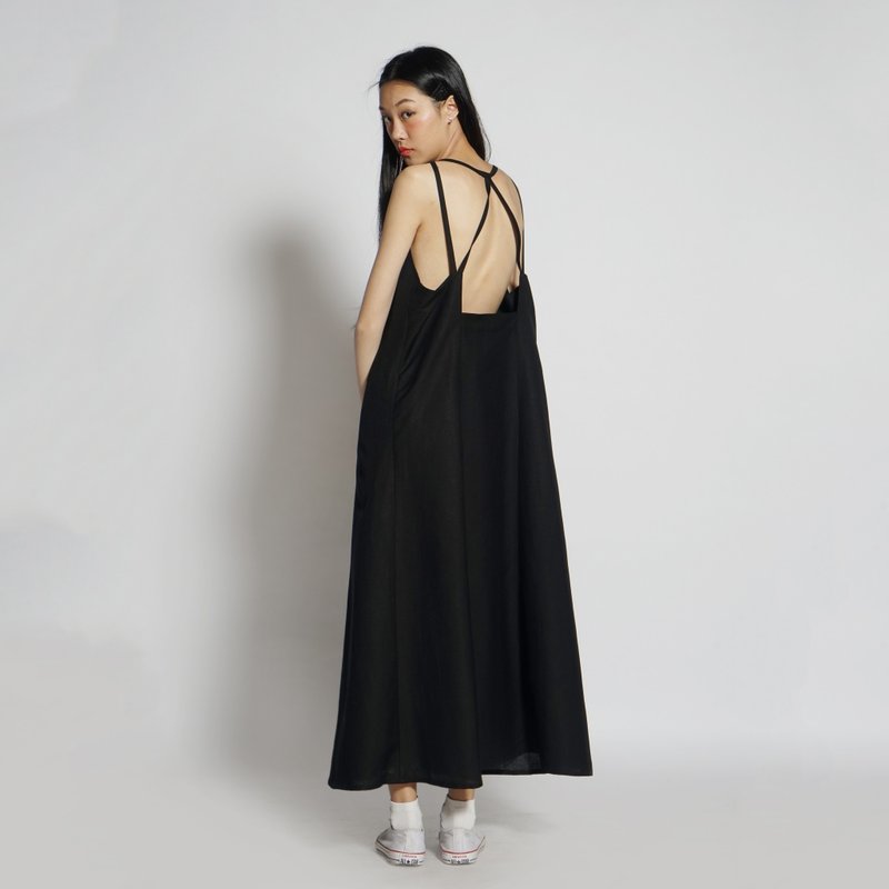 黑白切  17SS 性感露背细肩带长洋装 黑 - 洋装/连衣裙 - 棉．麻 黑色