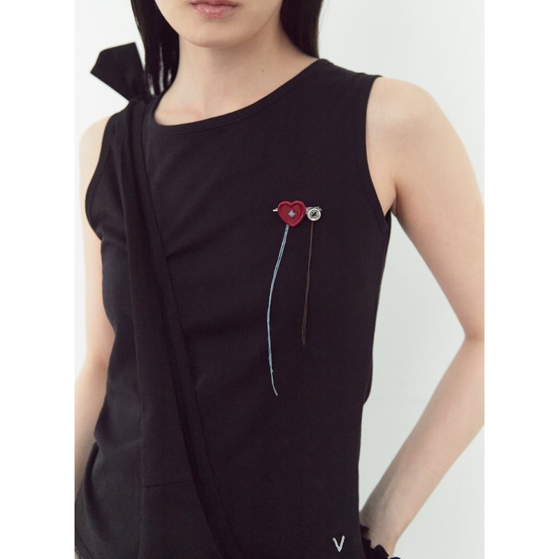 红银配色爱心钮扣点缀胸针 - 胸针 - 其他金属 红色