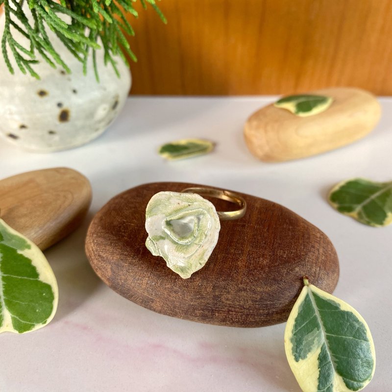 花朵戒指 (no. 31) / ceramic ring / handmade - 戒指 - 陶 白色