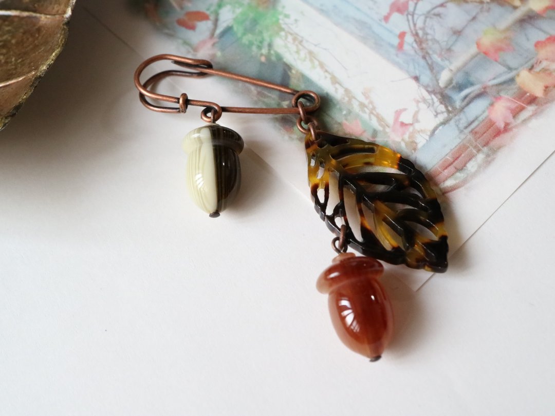 Acorn and tortoiseshell leaf stall pin Brooch Autumn Dankuri leaf High quality Domestic made in Japan Chic Adult Bekko color Amber Amber Brown Shoal pin Kabutopin - 胸针 - 塑料 咖啡色