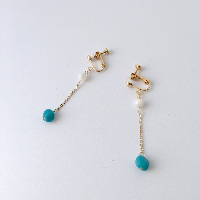 [Healing and kindness UP] mother-of-pearl and frosted glass beads of earrings or piercings - 耳环/耳夹 - 宝石 蓝色