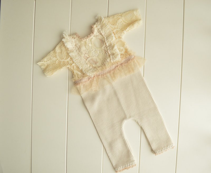 Newborn girl beige lace romper photo prop. Infant baby beige jumpsuit - 其他 - 其他材质 咖啡色