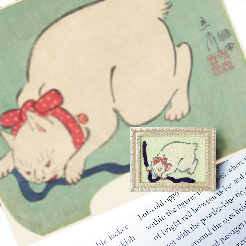 歌川广重二代目 玩绳的白猫 名画手刺绣别针 胸针 - 胸针 - 绣线 绿色