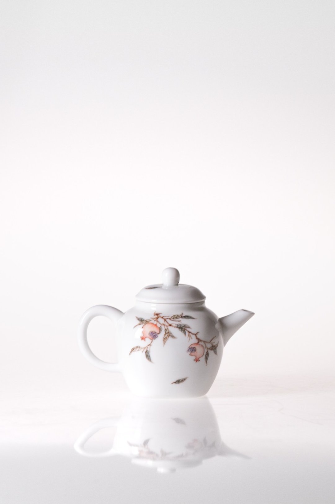 【 伍中珍藏 】石榴手绘瓷壶 - 茶具/茶杯 - 瓷 
